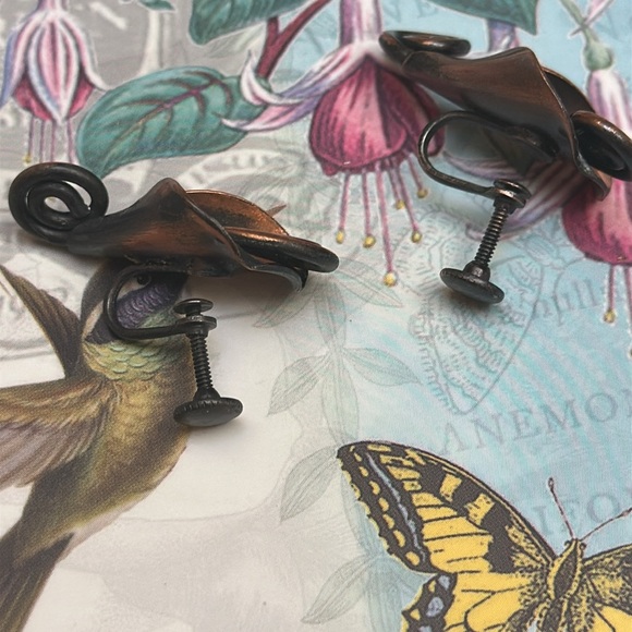 Vintage Artisan Copper Calla Lily Screw Back Earrings - 1 1/4” - Picture 3 of 5